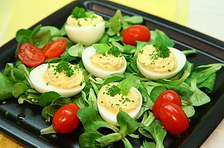 Eier mit Kräutercreme